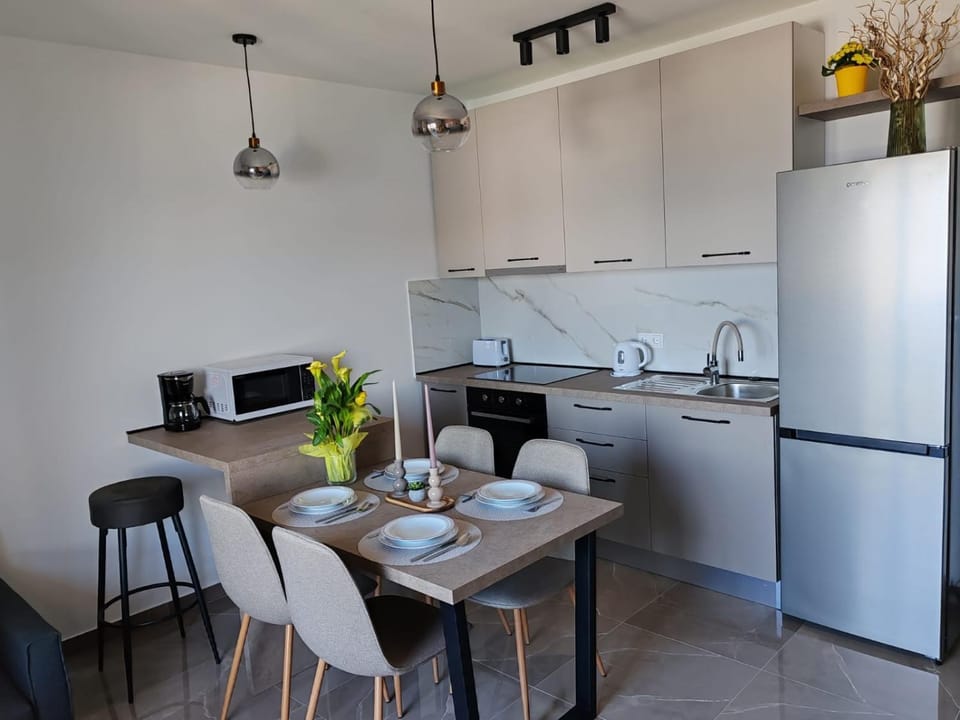 Kitchen or kitchenette, Dining area, minibar, pet friendly, stove, toaster