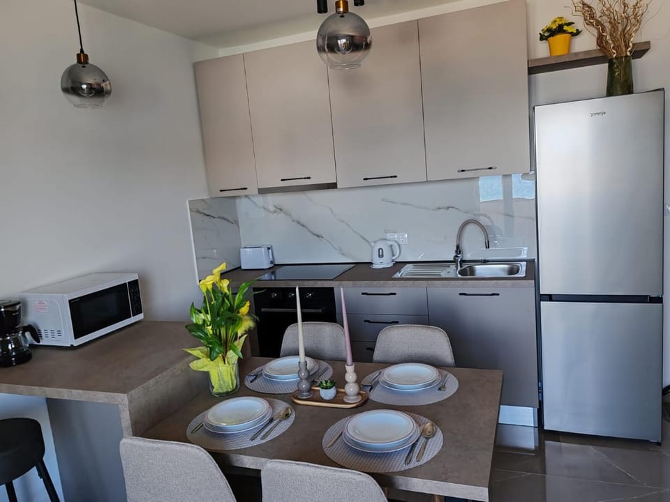 Kitchen or kitchenette, Dining area, minibar, pet friendly, stove