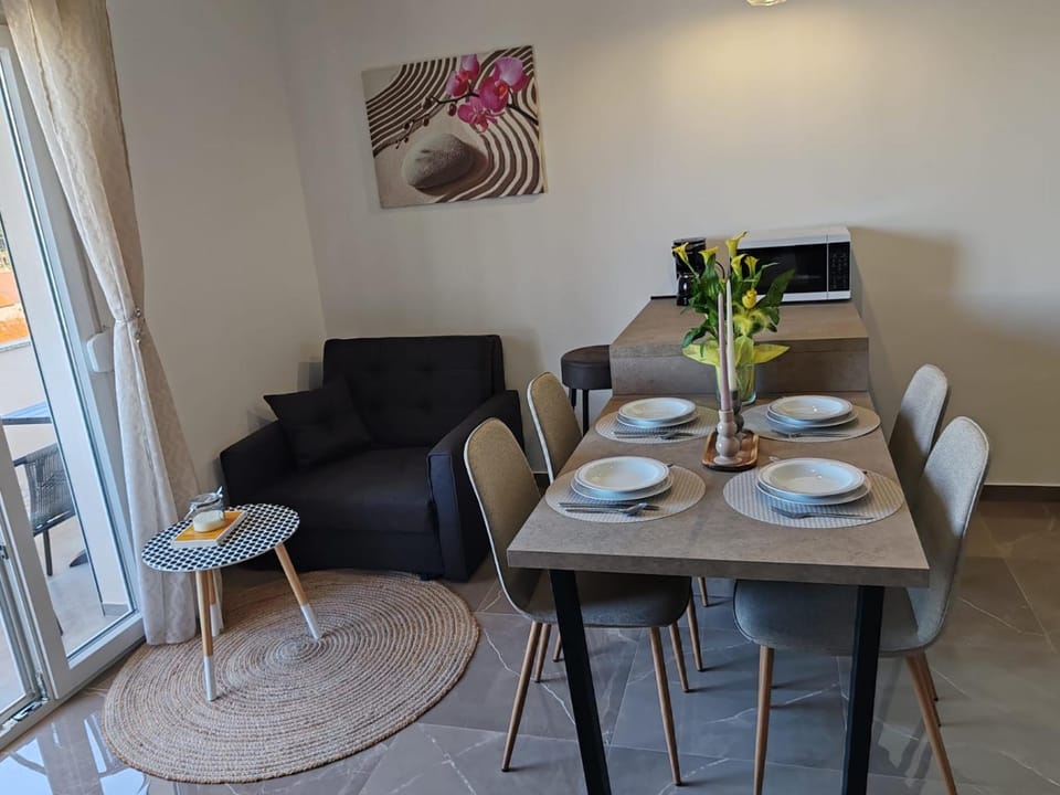 Living room, Seating area, Dining area