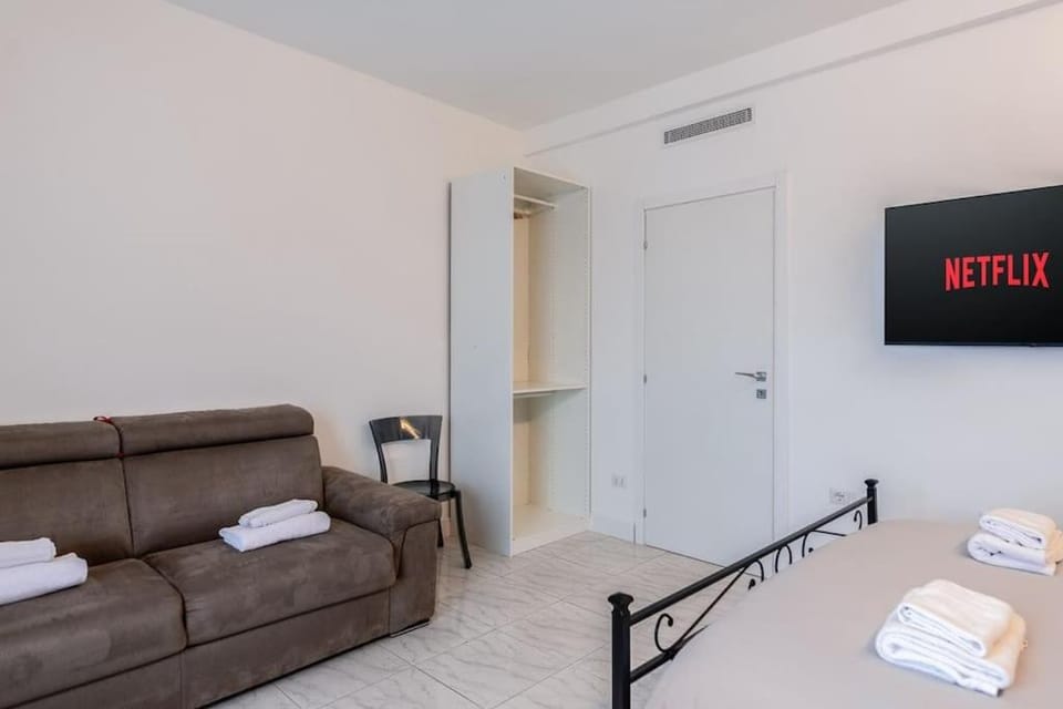 Bed, TV and multimedia, Photo of the whole room, Bedroom, towels