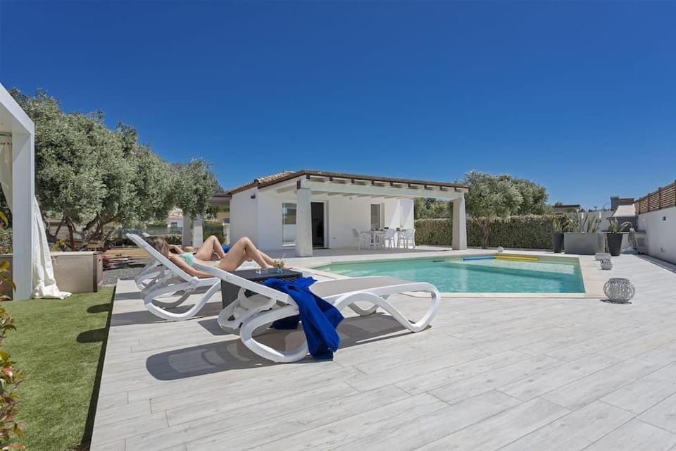 350 mt spiaggia villa claudia con piscina privata Villa in Sardinia