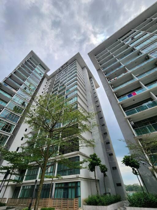 02# 2-4 Pax Spacious Living at Mount Austin, JB Apartment in Johor Bahru