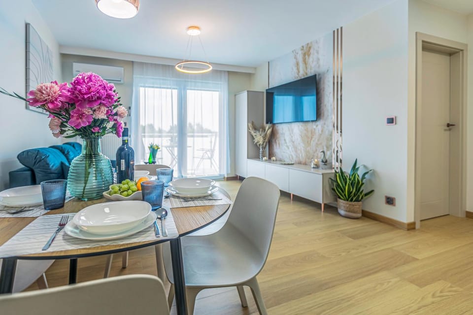 TV and multimedia, Living room, Seating area, Dining area