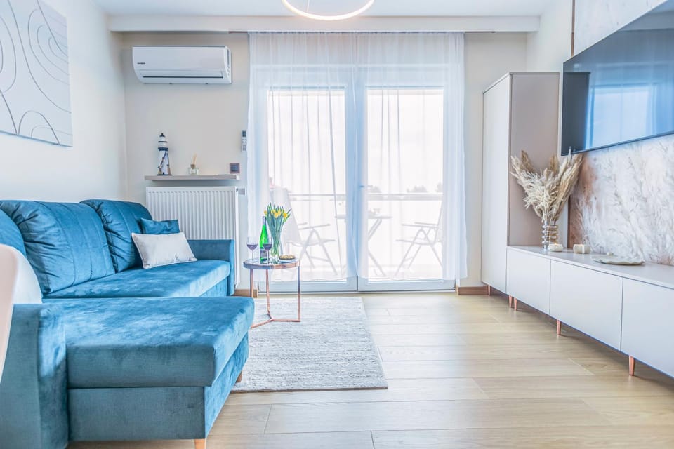 TV and multimedia, Living room, Seating area, air conditioner