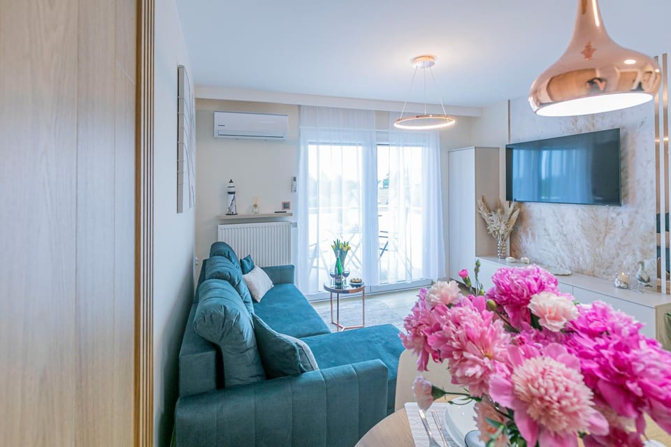 TV and multimedia, Living room, Seating area, Evening entertainment