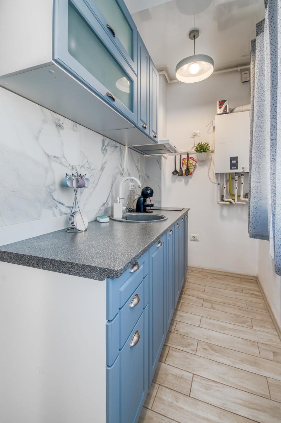 Kitchen or kitchenette, dishwasher, stove