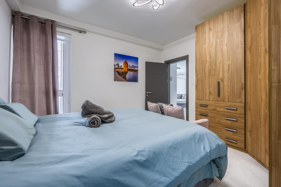 Photo of the whole room, Bedroom, wardrobe