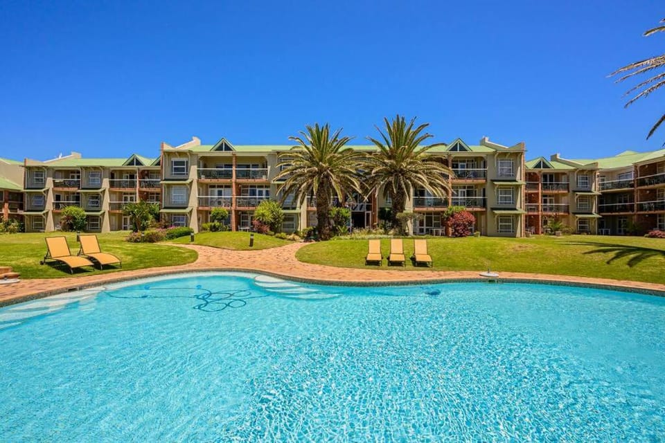 Property building, Garden, Pool view, Swimming pool, sunbed