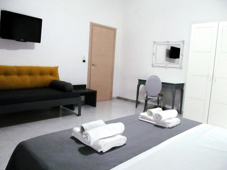 Bed, TV and multimedia, Photo of the whole room, Bedroom, wardrobe, air conditioner