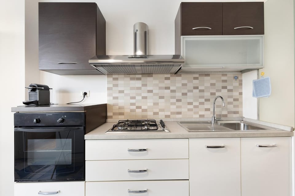 Coffee/tea facilities, Kitchen or kitchenette, stove
