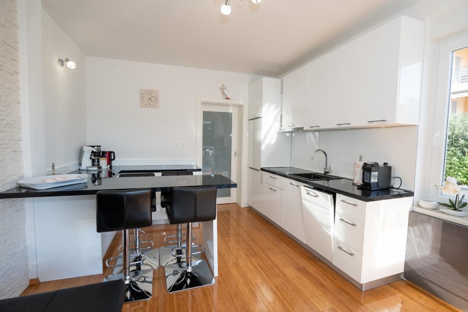 Kitchen or kitchenette, dishwasher