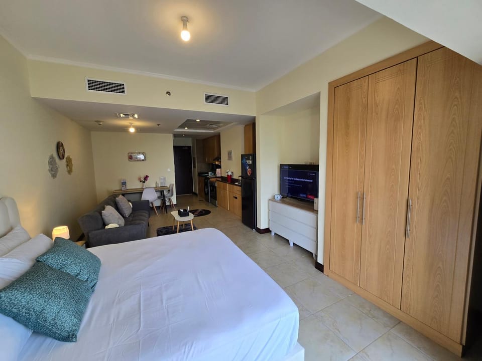 Communal lounge/ TV room, Bed, TV and multimedia, Kitchen or kitchenette, Photo of the whole room, Bedroom, hair dresser, wardrobe