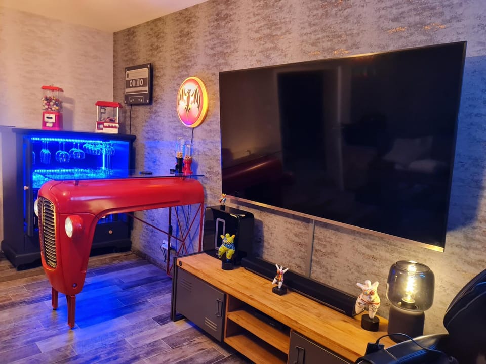 Communal lounge/ TV room, TV and multimedia, Evening entertainment