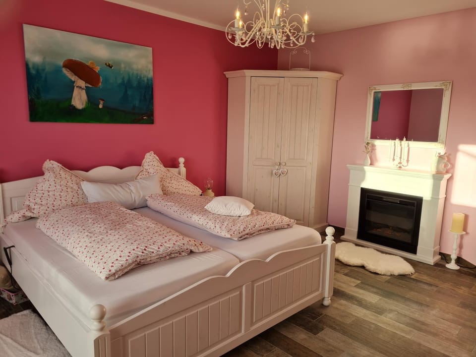 Bed, TV and multimedia, Photo of the whole room, Bedroom, wardrobe