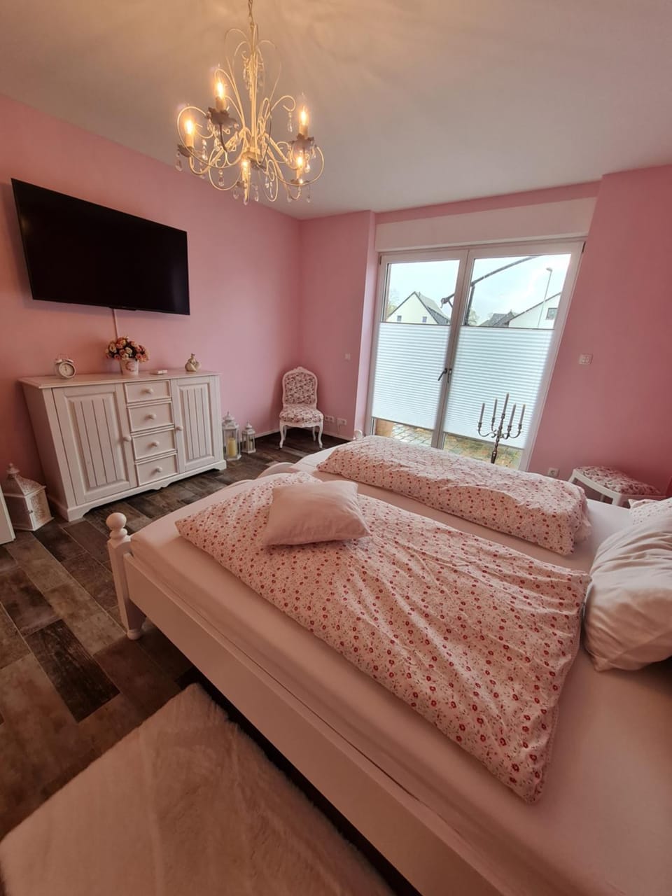 Bed, TV and multimedia, Photo of the whole room, Bedroom