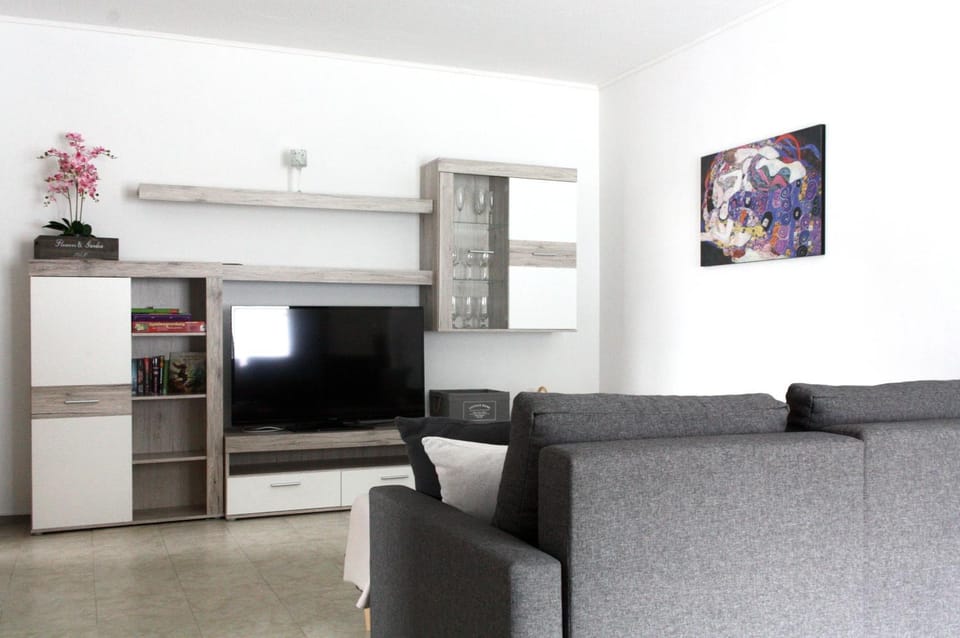 Communal lounge/ TV room, Living room