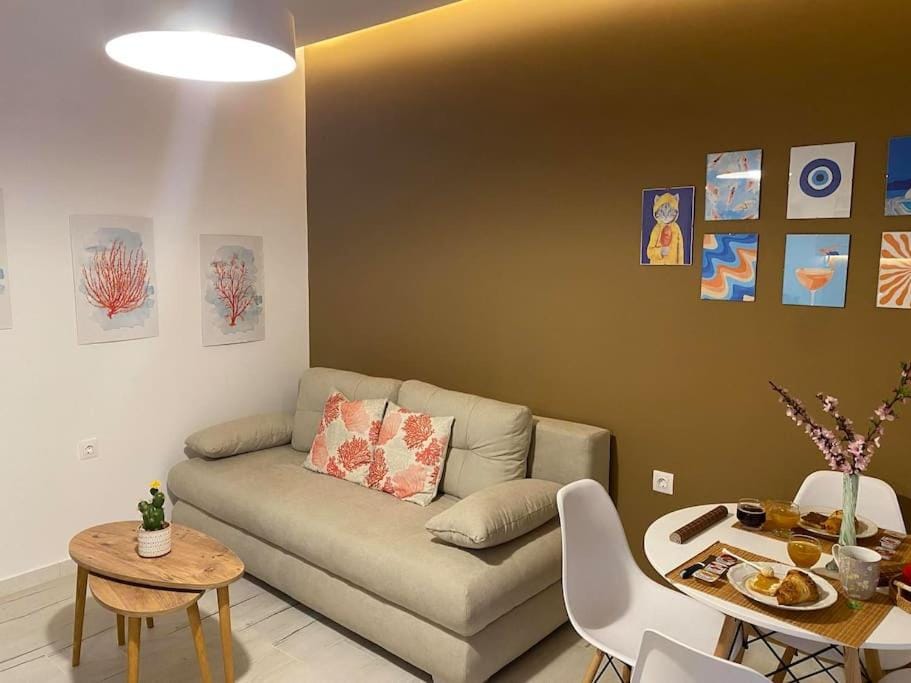 Living room, Food and drinks, Dining area