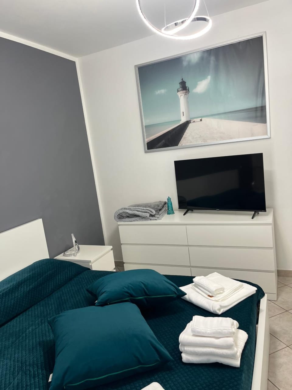 Bed, TV and multimedia, Photo of the whole room, Bedroom, towels