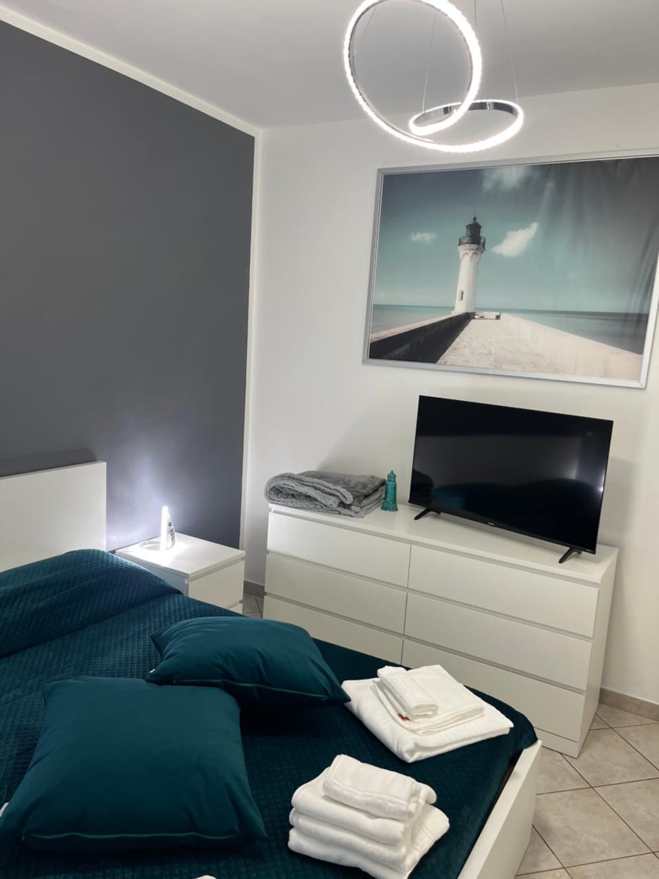 Bed, TV and multimedia, Photo of the whole room, Bedroom, towels, wardrobe
