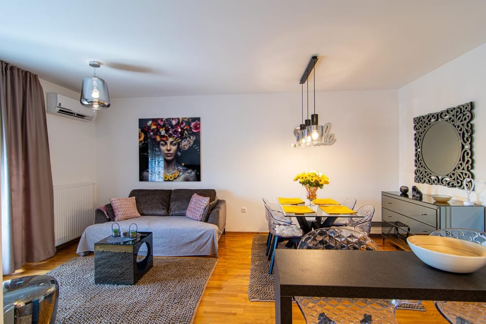 Bed, Living room, Photo of the whole room, Seating area, Dining area, Family, heating, air conditioner