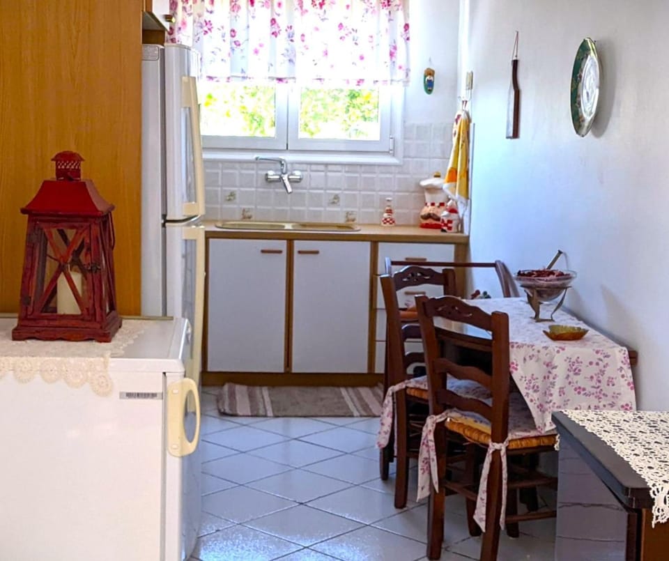 Kitchen or kitchenette, Dining area, oven, stove