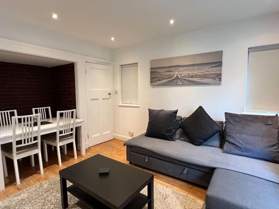 3 Bed luxury house, 10 min walk to underground House in London