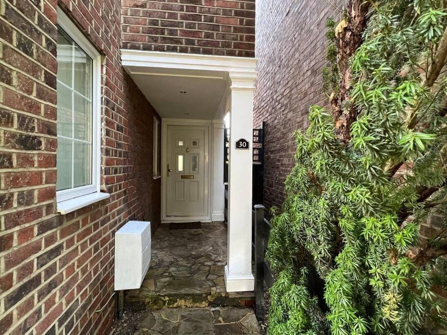 3 Bed luxury house, 10 min walk to underground House in London
