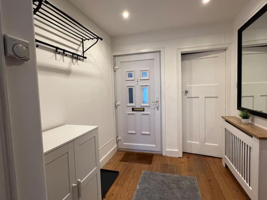 3 Bed luxury house, 10 min walk to underground House in London