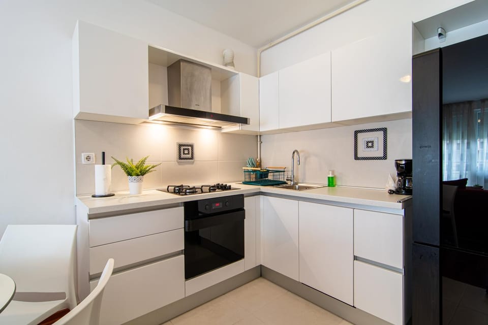 Kitchen or kitchenette, Dining area, oven, kitchen