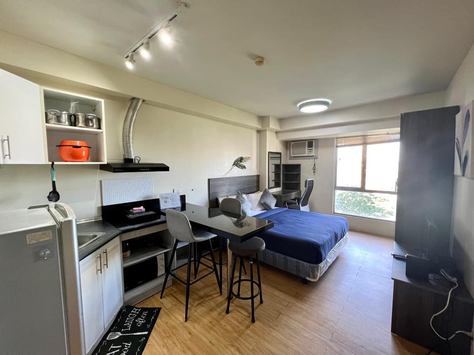 Bed, TV and multimedia, Kitchen or kitchenette, Photo of the whole room, Seating area, Dining area, Bedroom, stove