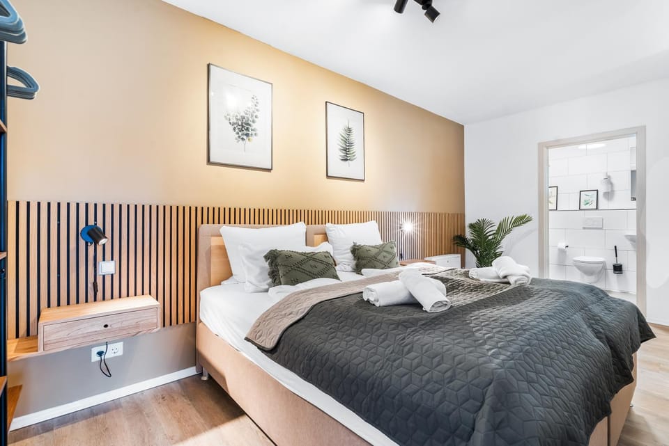 Bed, Photo of the whole room, Bedroom, towels, towels