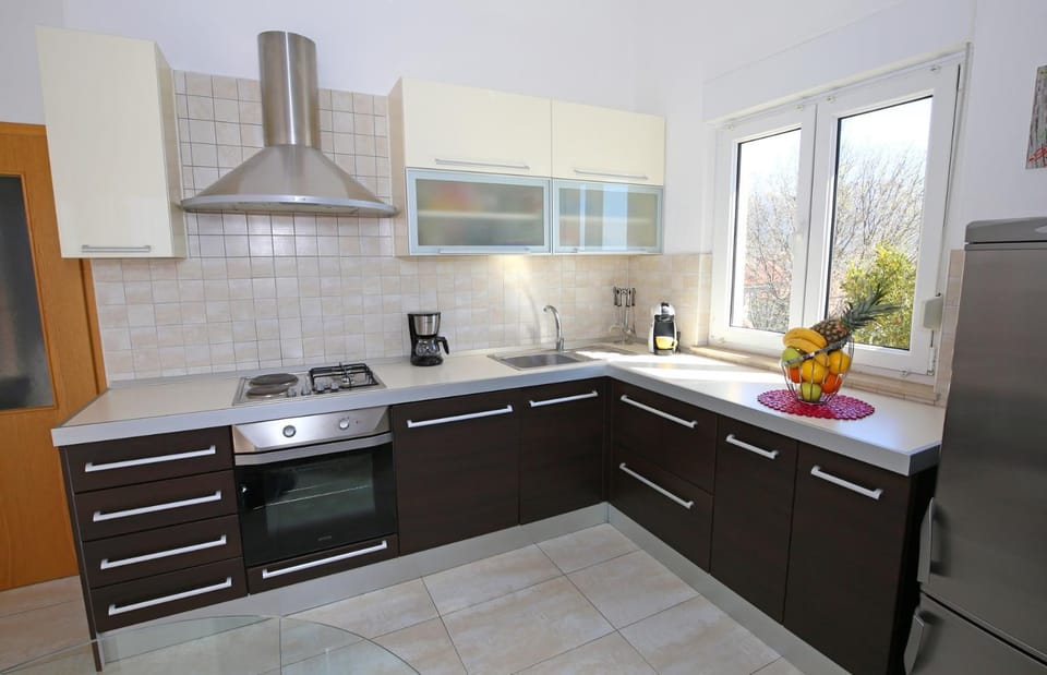 Kitchen or kitchenette, dishwasher, pet friendly, stove