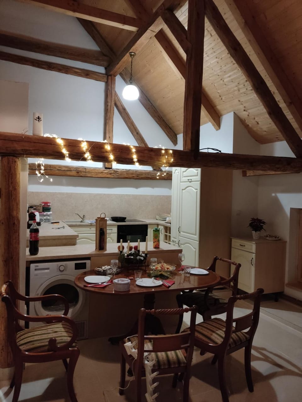 Kitchen or kitchenette, Seating area, Dining area
