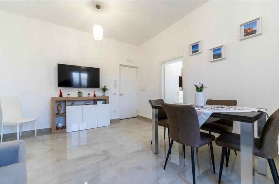 TV and multimedia, Living room, Seating area, Dining area