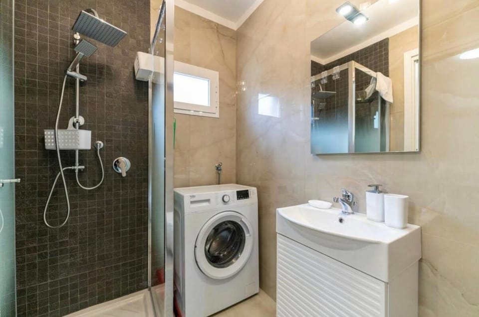 Shower, Bathroom, towels, washing machine
