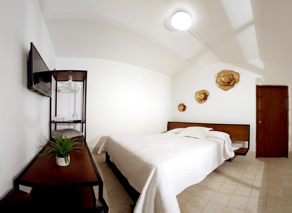 Bed, TV and multimedia, Photo of the whole room, Bedroom