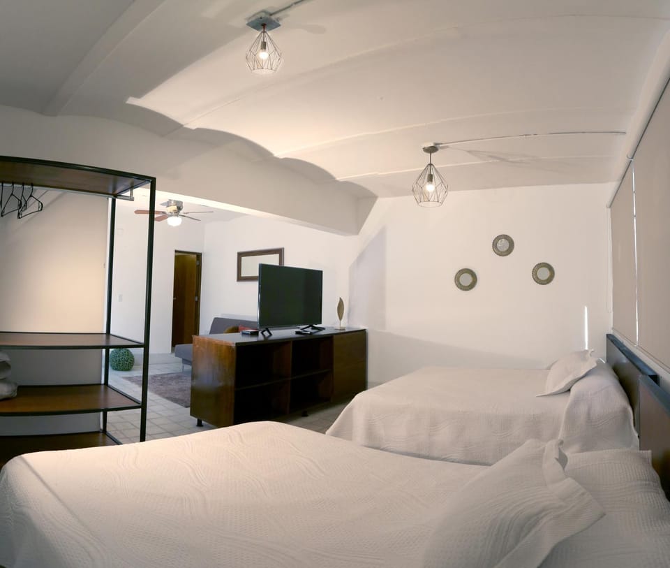 Bed, TV and multimedia, Photo of the whole room, Bedroom