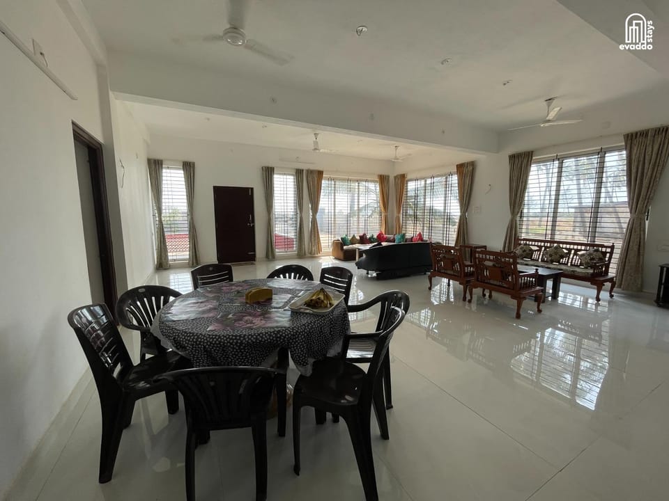 Seating area, Dining area