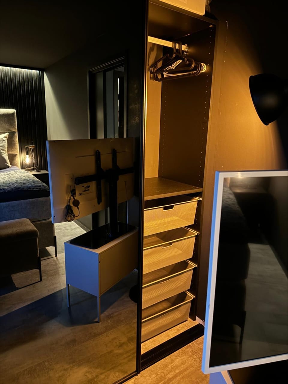 Photo of the whole room, Bedroom, wardrobe