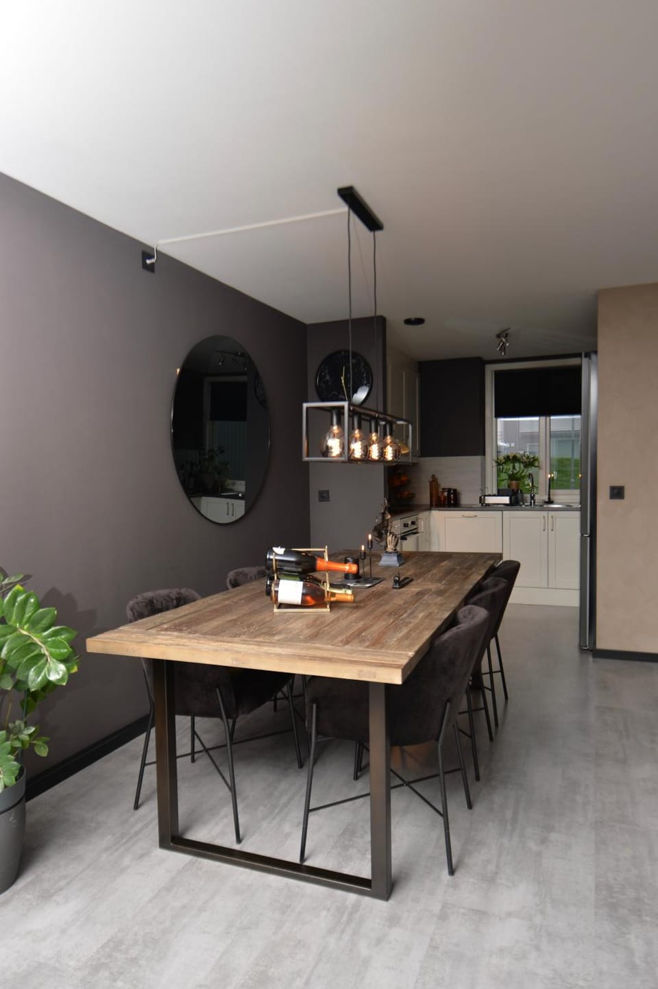 Kitchen or kitchenette, Dining area