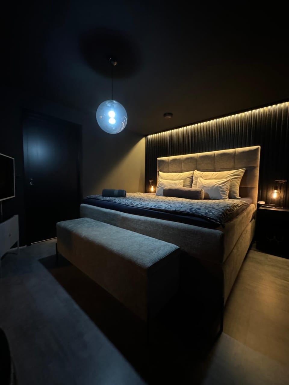 Bed, Photo of the whole room, Bedroom
