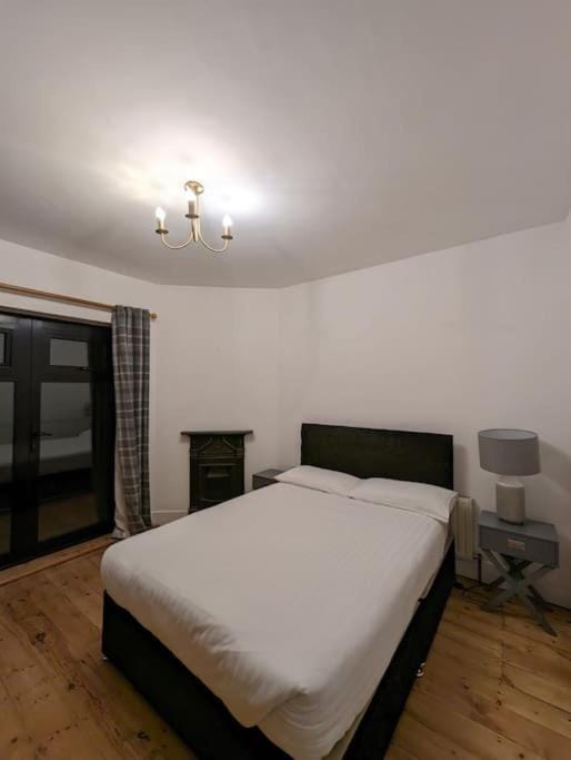 Cozy 2 Beds Brentwood Flat Apartment in Brentwood