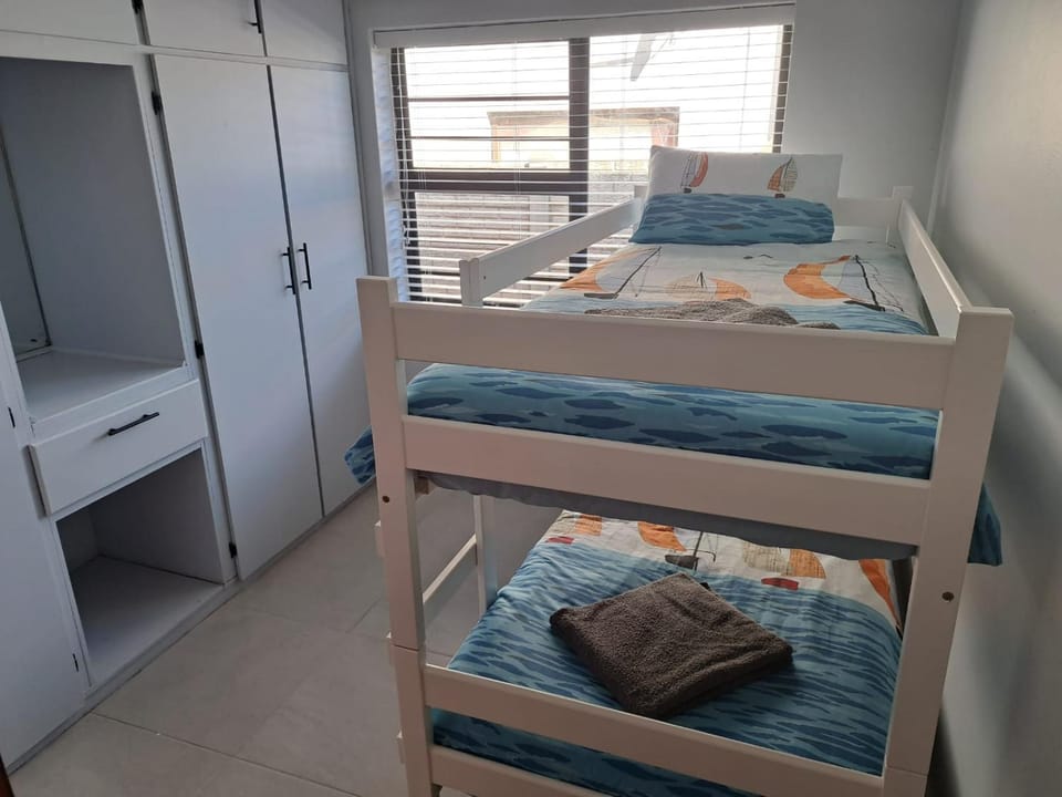 Photo of the whole room, Bedroom, bunk bed, towels