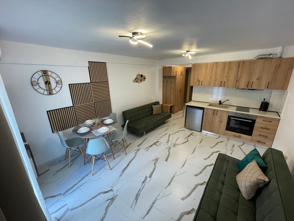 TV and multimedia, Kitchen or kitchenette, Living room, Seating area, Dining area, stove