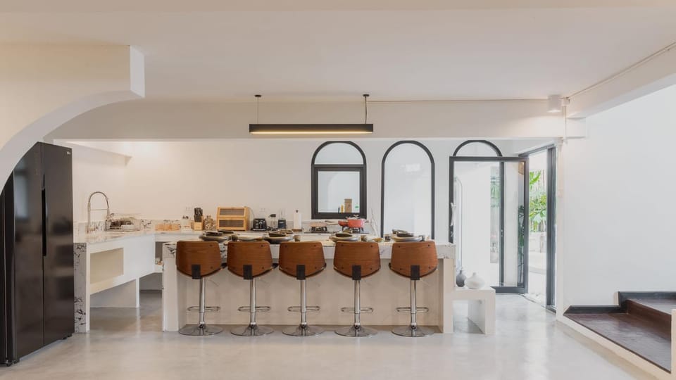 Kitchen or kitchenette, Food and drinks, Seating area, Dining area