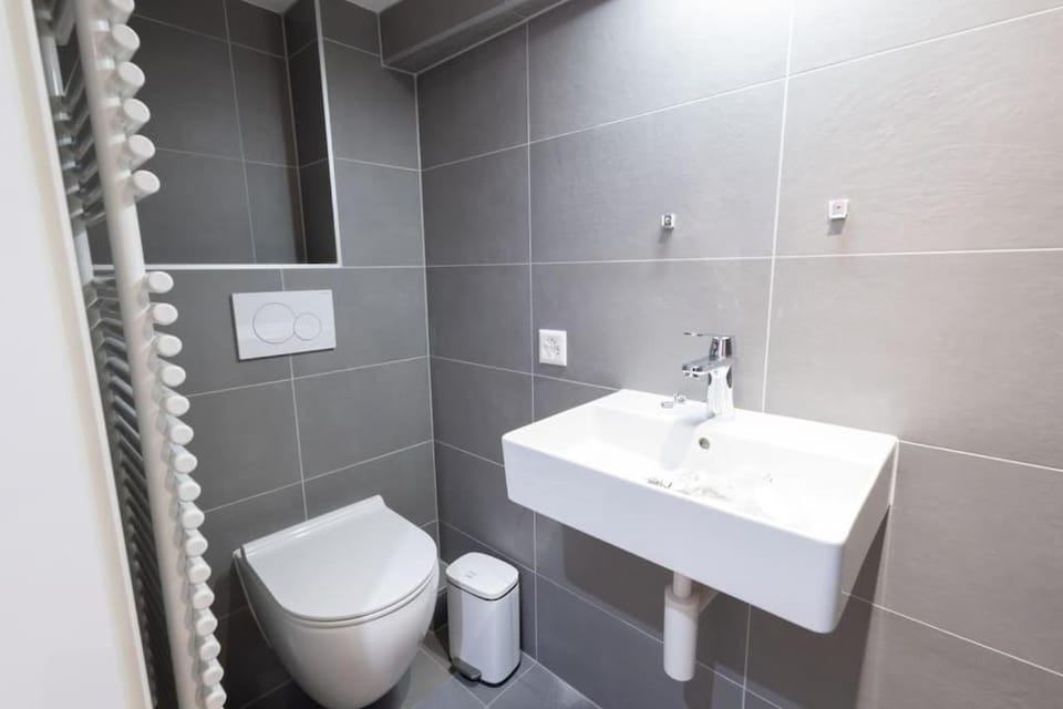 Shower, Toilet