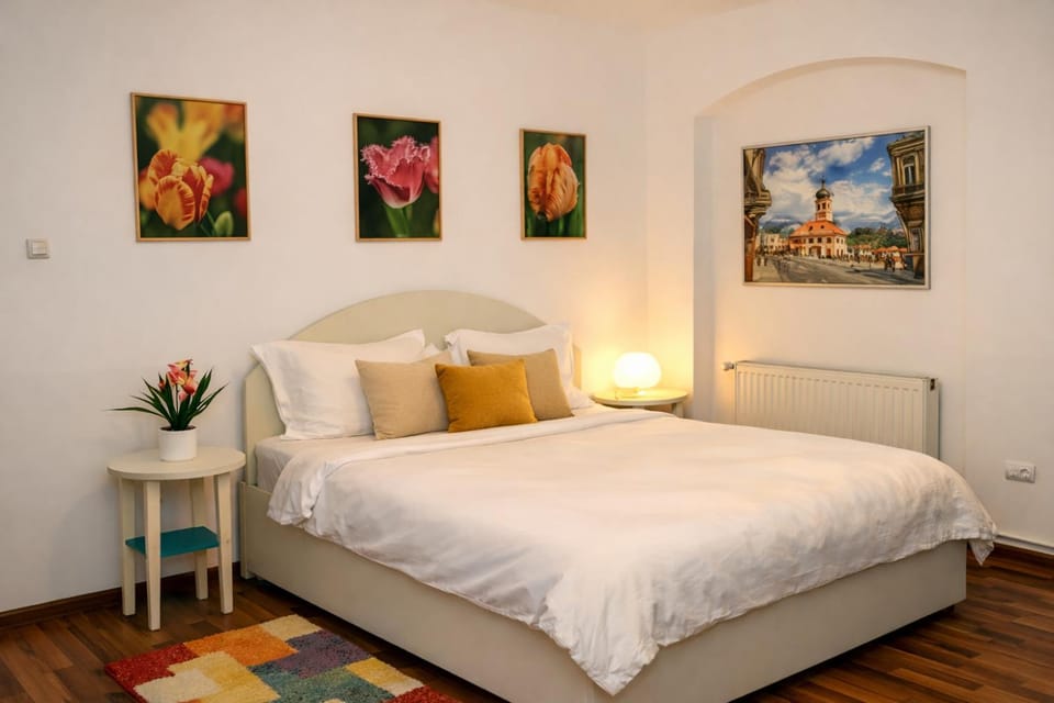 Bed, Photo of the whole room, Decorative detail, Bedroom, Family