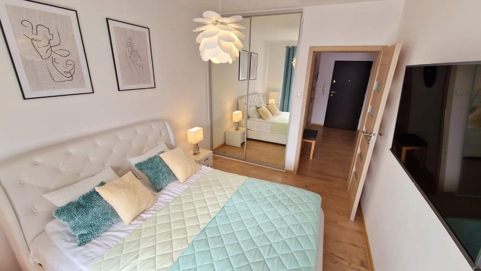 Bed, TV and multimedia, Bedroom, wardrobe