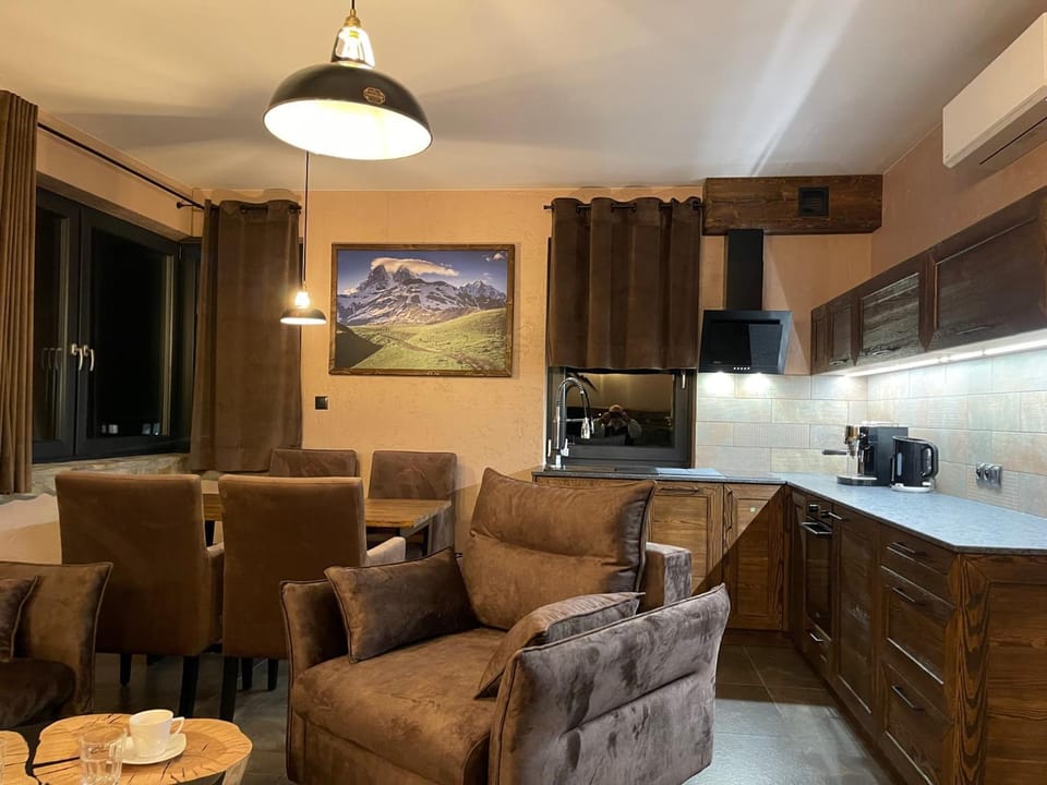 Kitchen or kitchenette, Seating area, Dining area