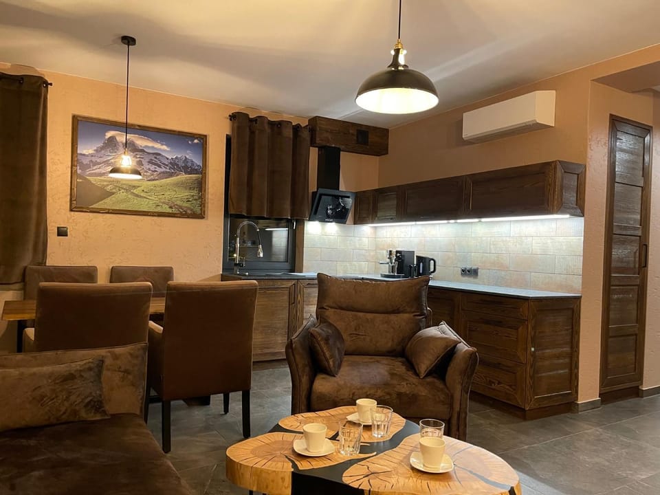 Kitchen or kitchenette, Seating area, Dining area